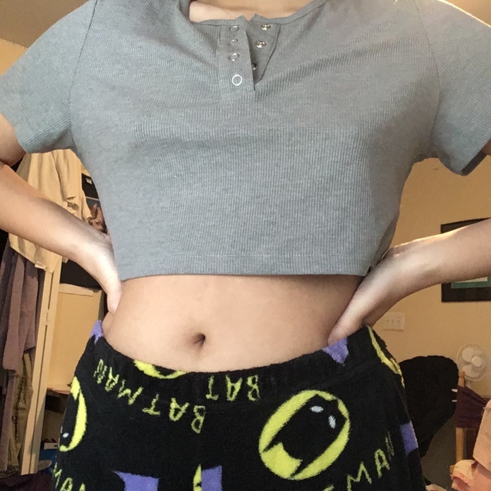 grey top
